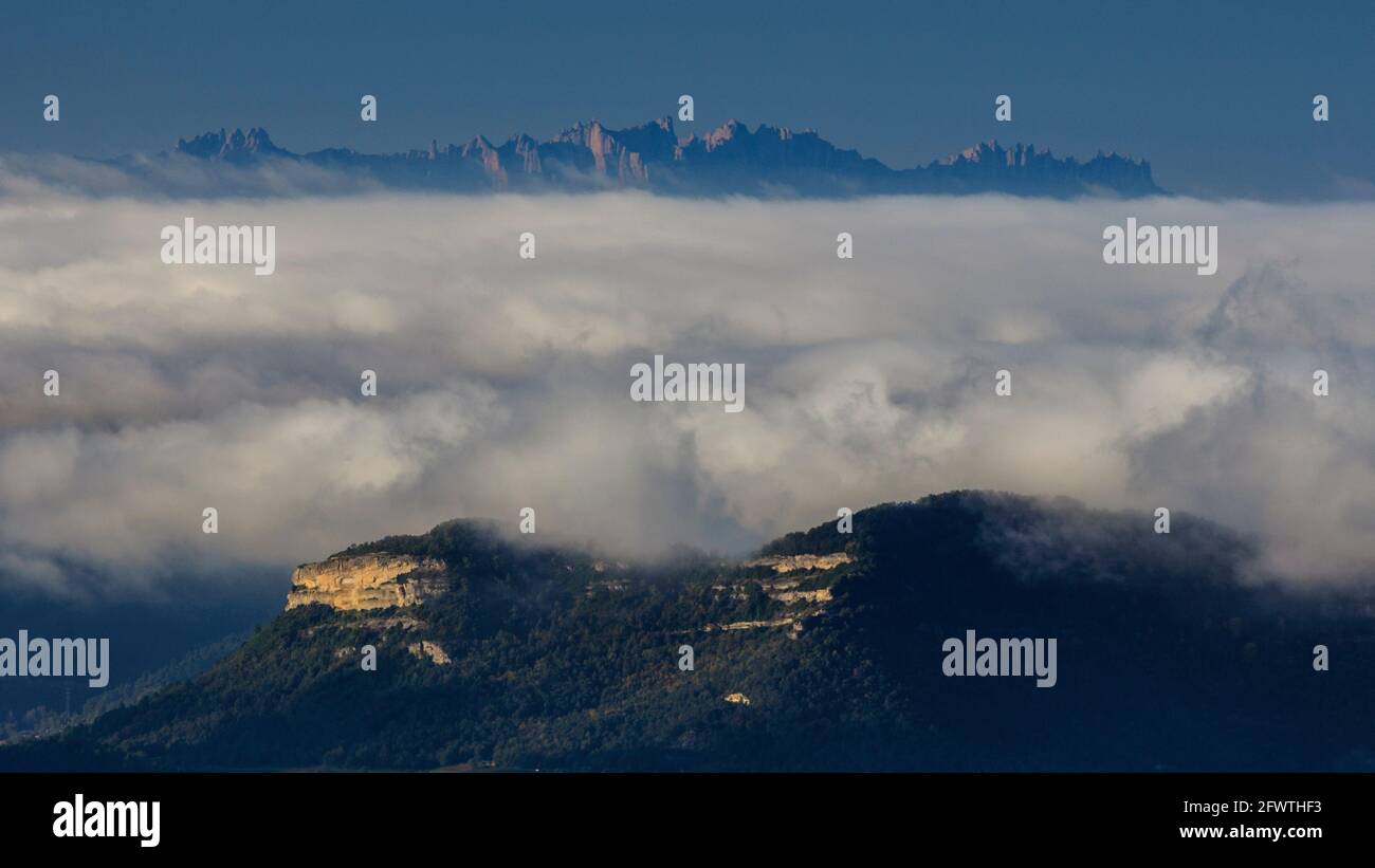 Alba autunnale nel Santuario di Bellmunt. Vista sulla montagna di Montserrat (Osona, provincia di Barcellona, Catalogna, Spagna, Pirenei) Foto Stock