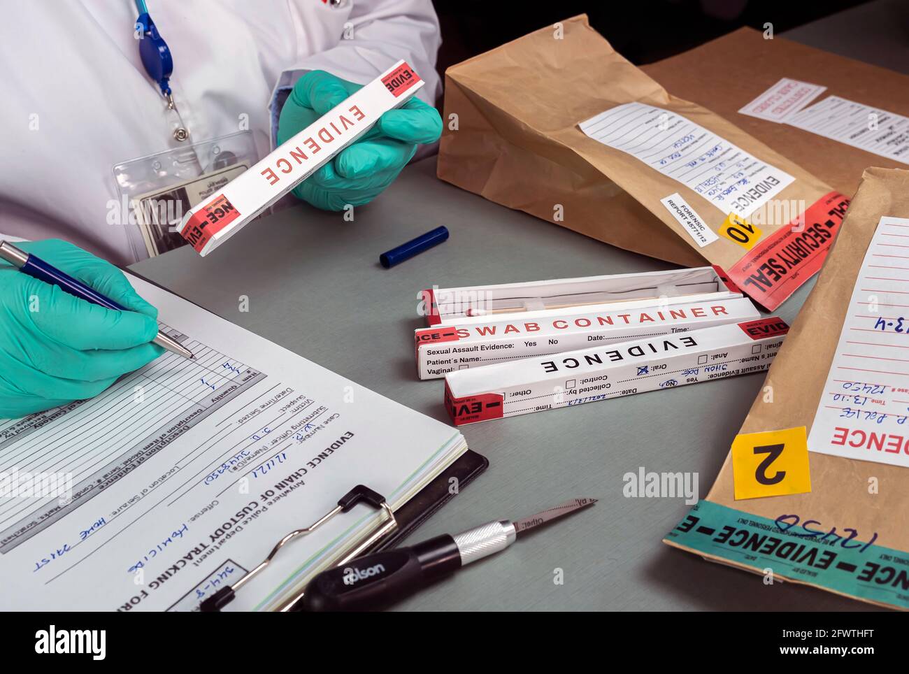 lo scienziato della polizia prende i dati dalla scatola di prova nel laboratorio di criminalità, immagine concettuale Foto Stock