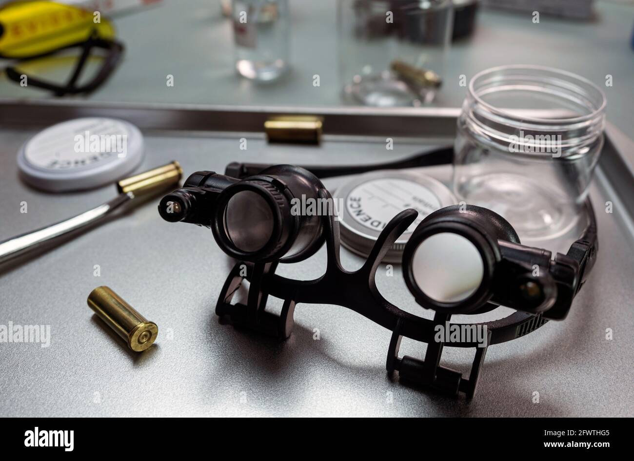 Laboratorio Criminalistic, Bullet shell, analisi immagine concettuale Foto Stock