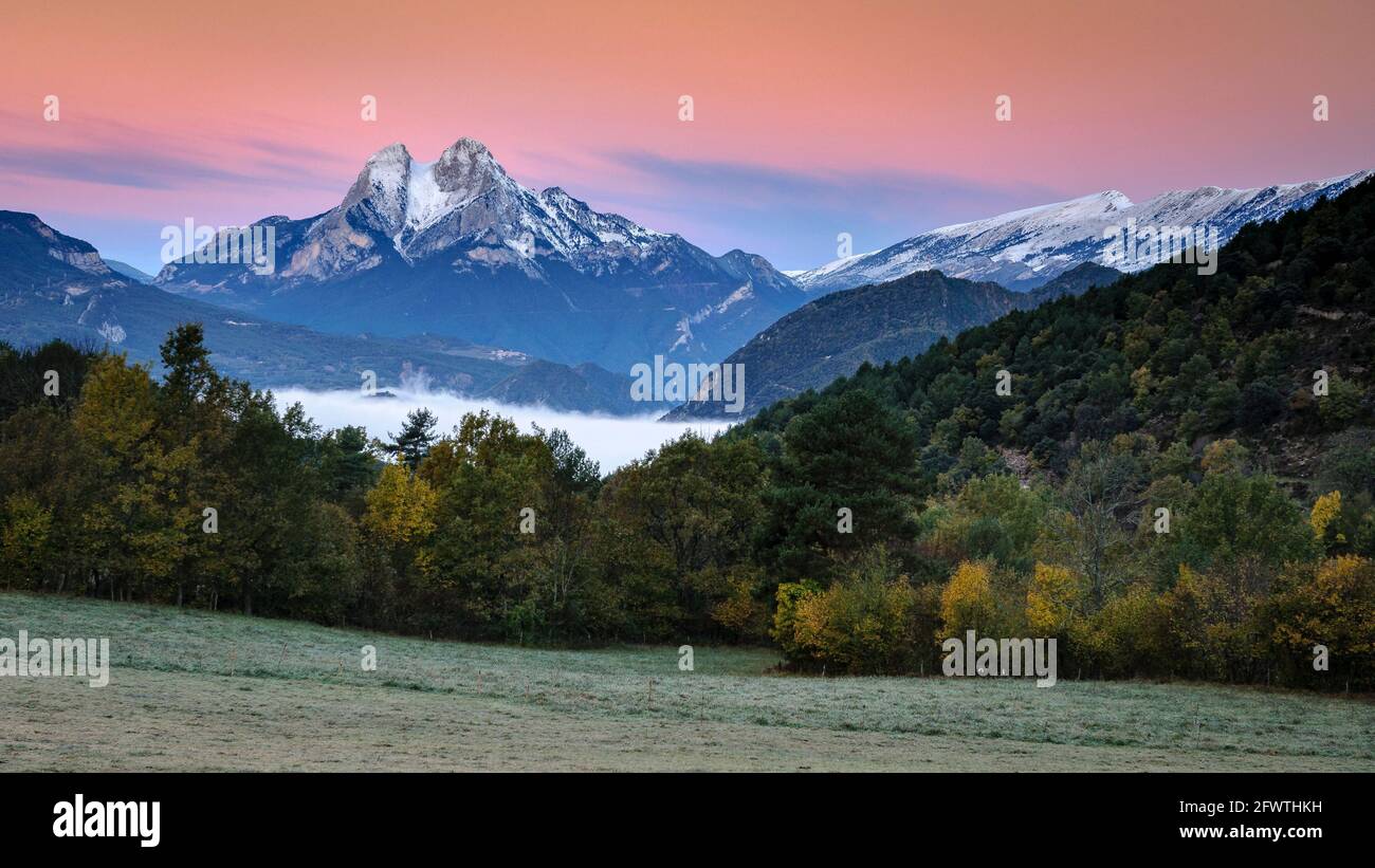 Alba autunnale sulla montagna Pedraforca con la prima nevicata, vista da vicino a Sant Julià de Cerdanyola (Berguedà, Catalogna, Spagna, Pirenei) Foto Stock