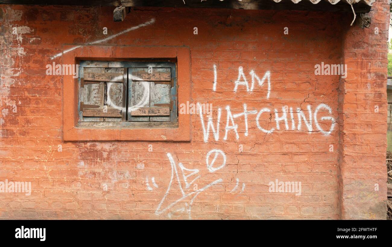 Muro di scrittura in gesso. Sto guardando. Pune, Maharashtra, India Foto Stock