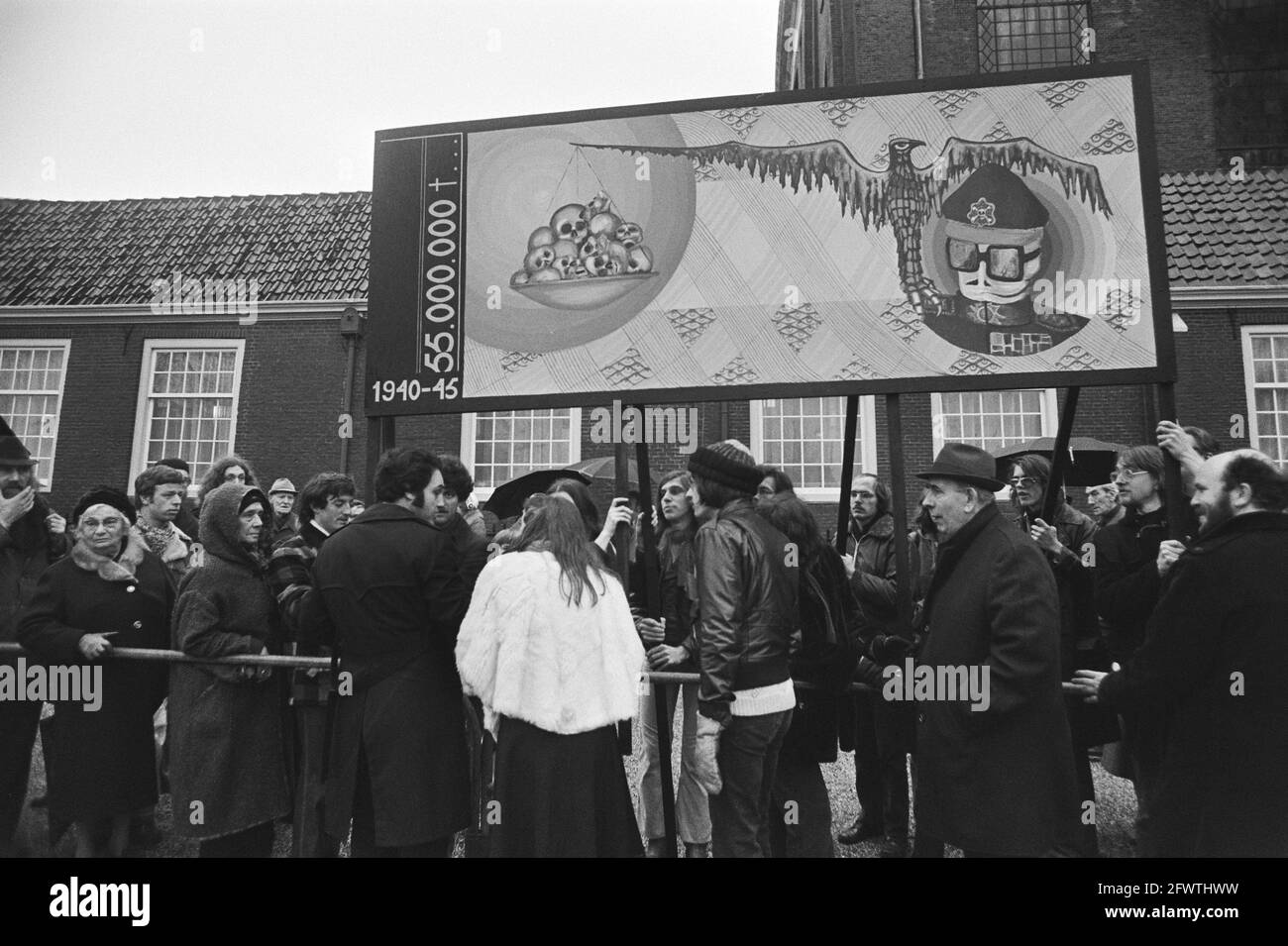 Astanti alla commemorazione con un banner, 25 febbraio 1977, sciopero di febbraio, commemorazioni, Banner, Paesi Bassi, foto agenzia stampa del XX secolo, notizie da ricordare, documentario, fotografia storica 1945-1990, storie visive, Storia umana del XX secolo, che cattura momenti nel tempo Foto Stock