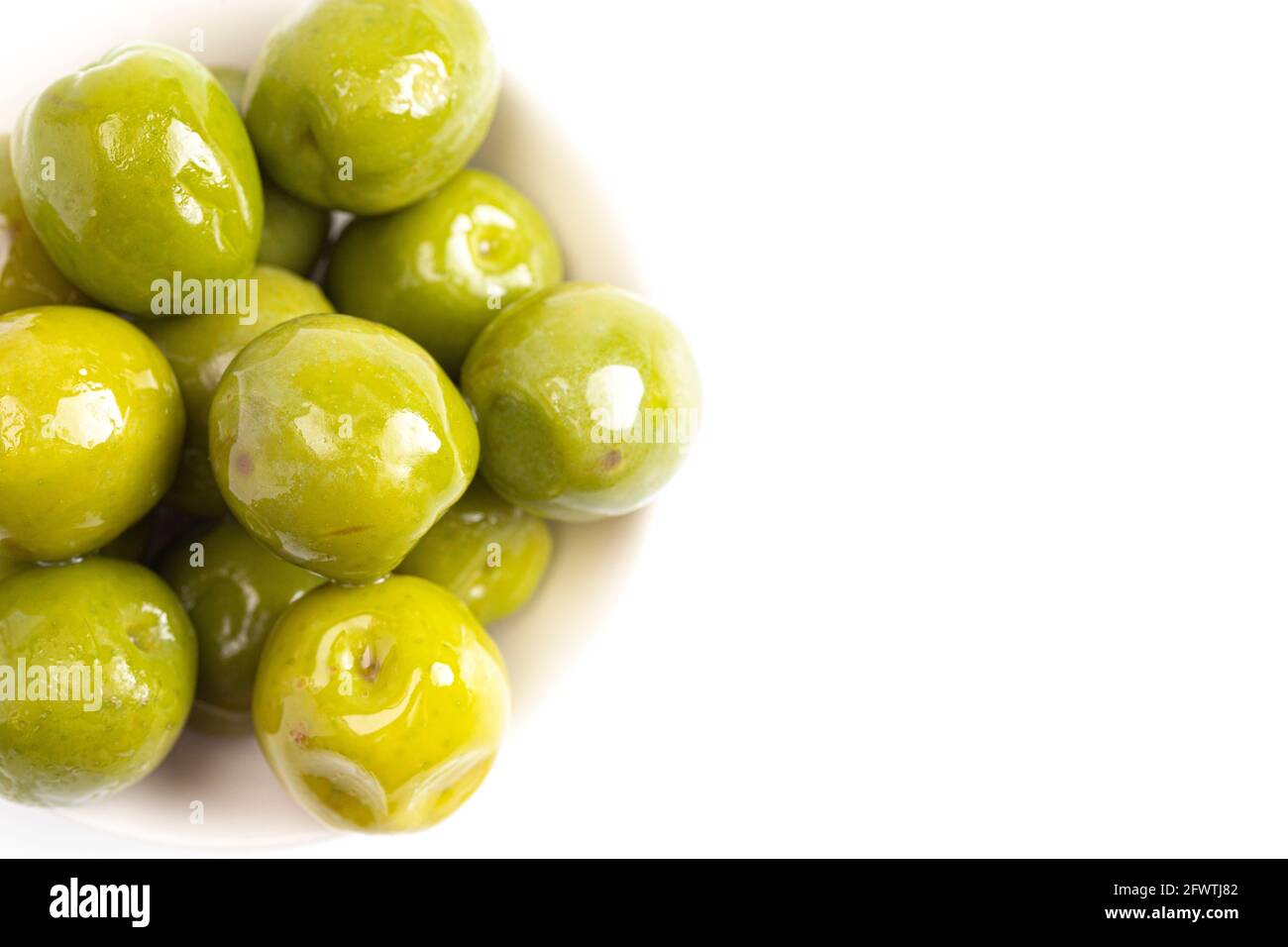 Olive biologiche verdi mature su sfondo bianco Foto Stock