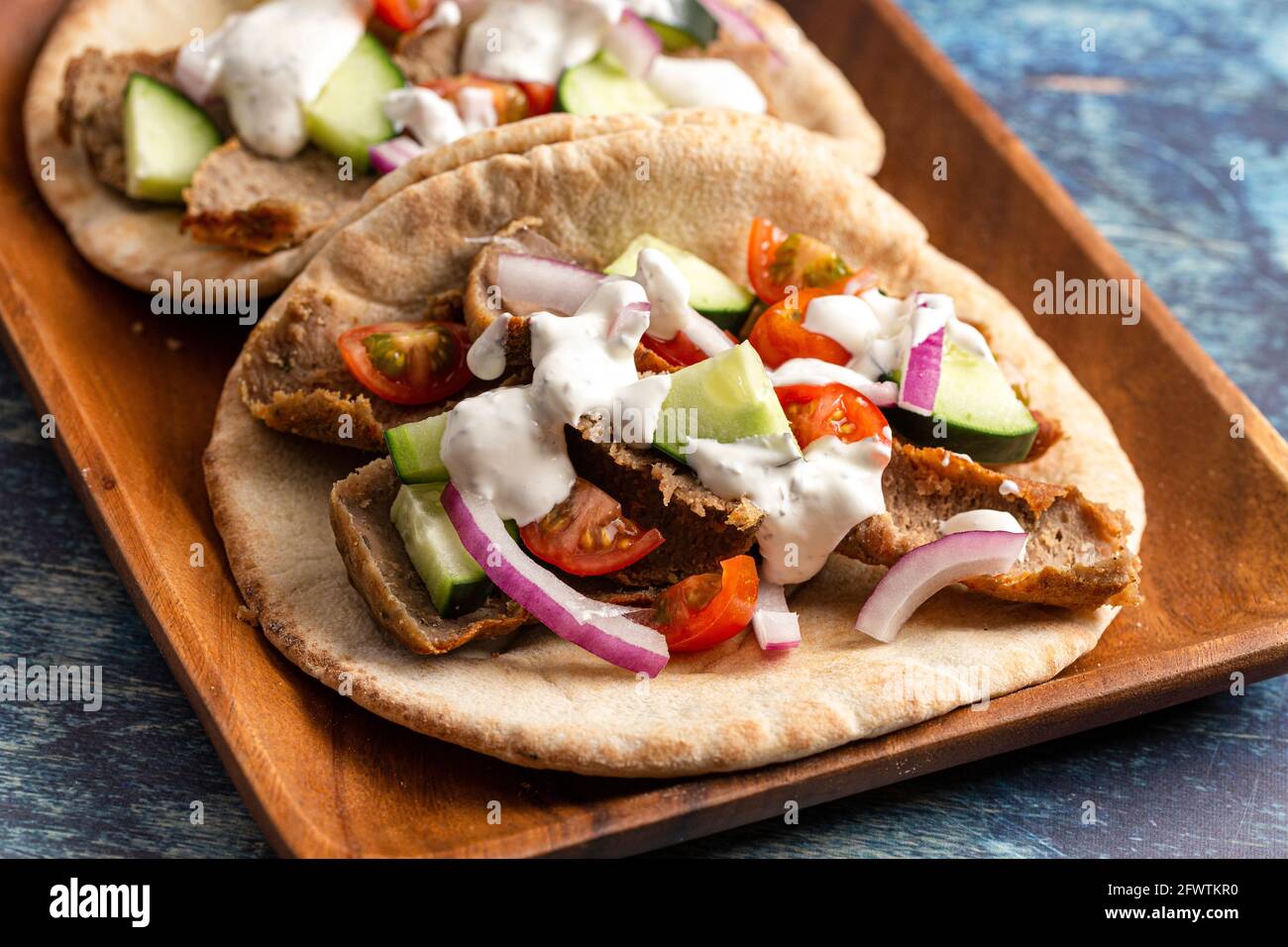 Due Gyros con verdure e salsa all'aglio bianco su un Tavola rustica in legno Foto Stock