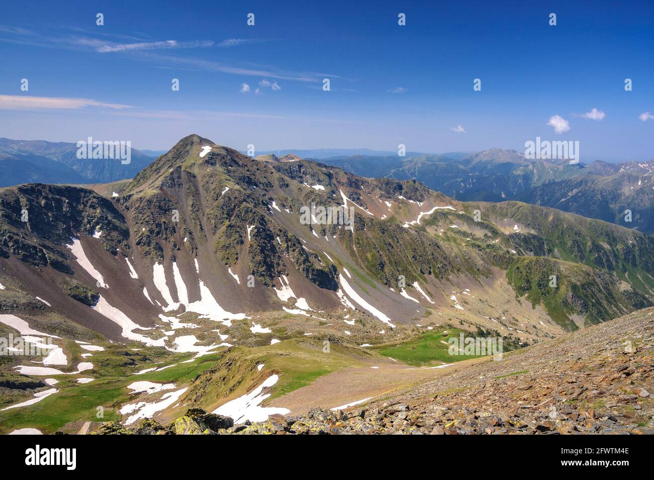 PIC de l'Estanyó vista dal Pic de la Serrera in estate (Andorra, Pirenei) ESP: Pico del Estanyó, viso desde el Pico de la Serrera en verano Foto Stock