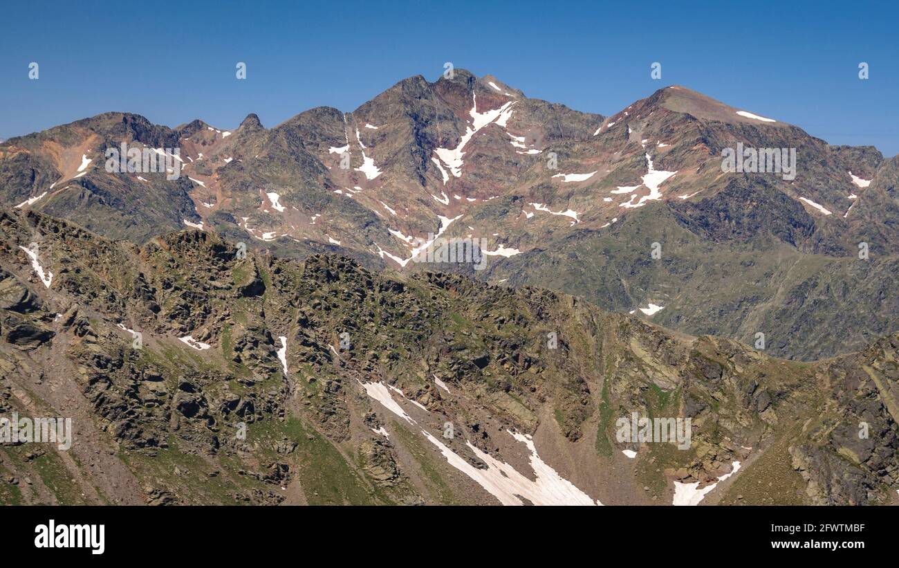 Massiccio della Pica d'Estats visto dalla cima del Tristaina (Pirinei, Andorra) ESP: Vistas del macizo de la Pica d'Estats desde el Pic Tristaina (Pirineos) Foto Stock
