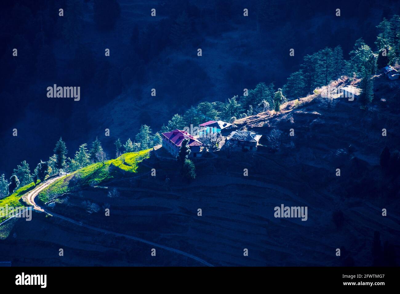 Shimla si trova sulla catena sud-occidentale dell'Himalaya al 31.61°N 77.10°E. Ha un'altitudine media di 2,206 metri (7,238 piedi) sopra il livello medio del mare A. Foto Stock