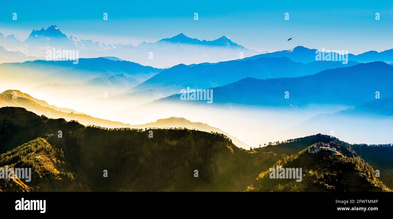 Shimla si trova sulla catena sud-occidentale dell'Himalaya al 31.61°N 77.10°E. Ha un'altitudine media di 2,206 metri (7,238 piedi) sopra il livello medio del mare A. Foto Stock