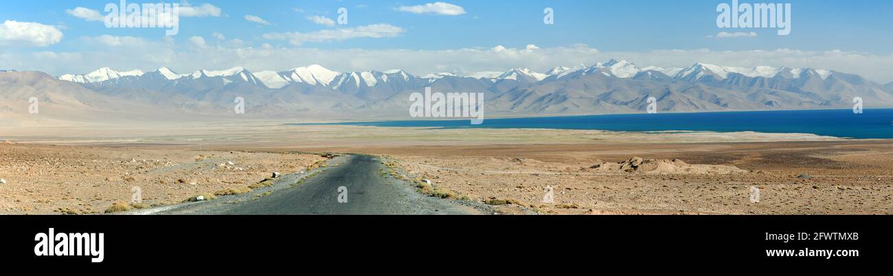 Lago di Karakul e catena del Pamir in Tagikistan. Paesaggio intorno autostrada Pamir M41 strada internazionale, tetto del mondo Foto Stock