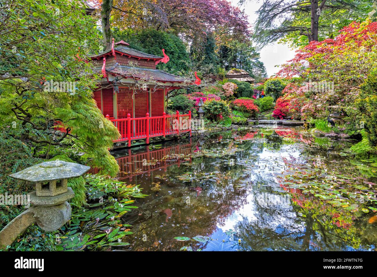 Il giardino giapponese a Compton Acres Gardens, Canford Cliffs, Poole, Dorset UK nel mese di maggio - effetto HDR Foto Stock