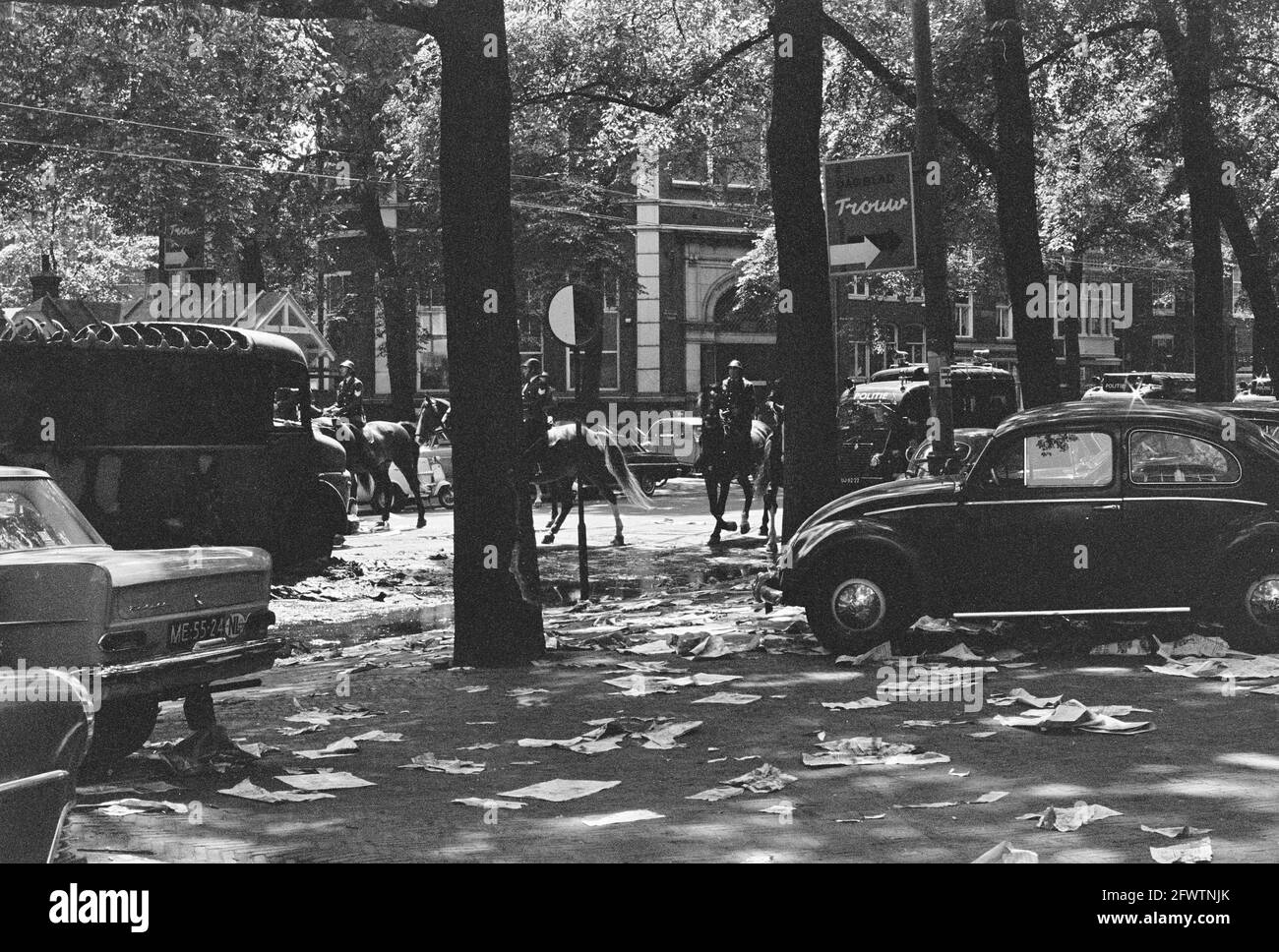 Disordini ad Amsterdam, polizia a cavallo nei pressi dell'edificio Telegraph, 14 giugno 1966, POLIZIA, Paesi Bassi, foto agenzia stampa del xx secolo, notizie da ricordare, documentario, fotografia storica 1945-1990, storie visive, Storia umana del XX secolo, che cattura momenti nel tempo Foto Stock