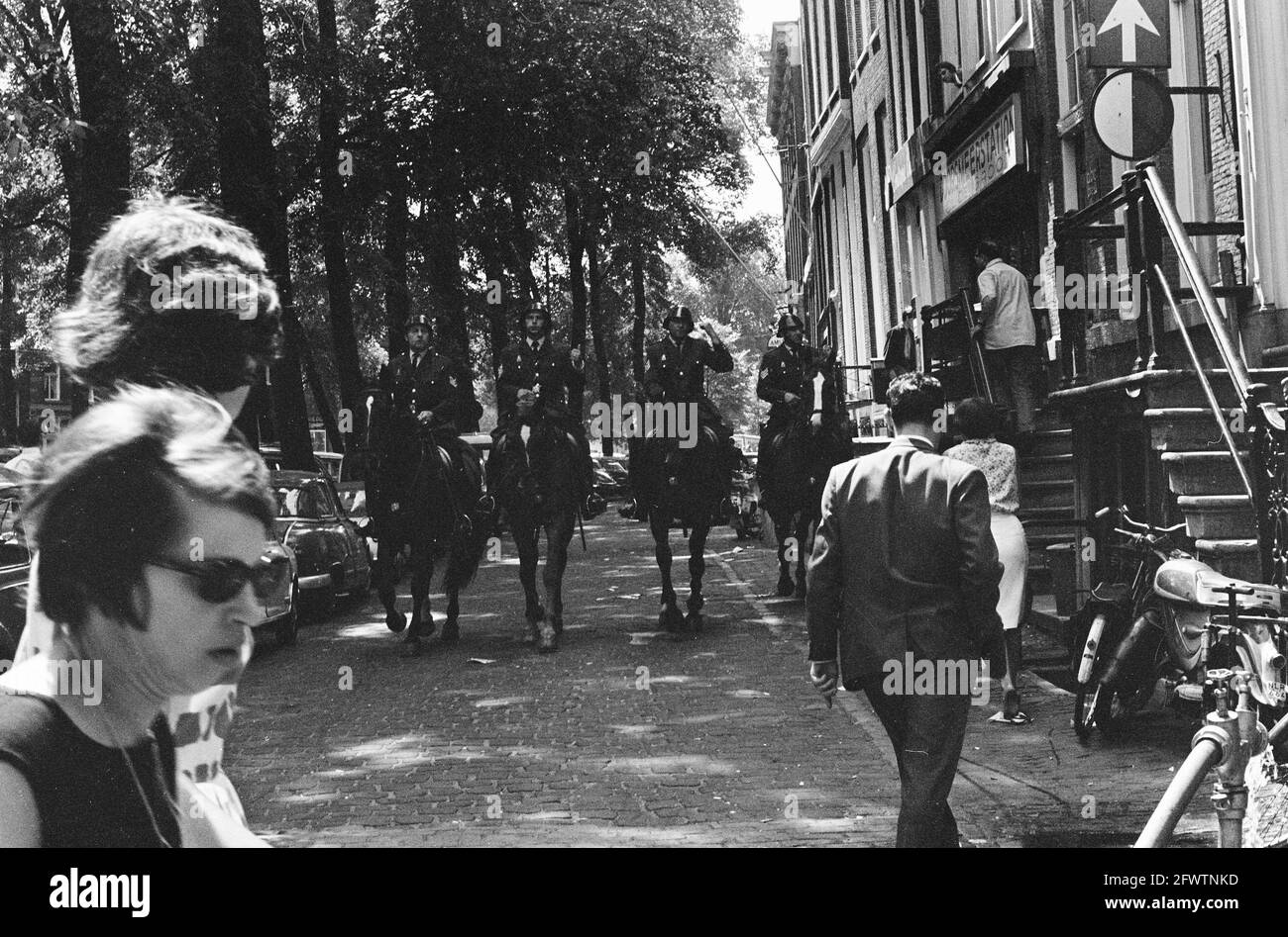 Disordini ad Amsterdam, polizia a cavallo nei pressi del Telegraph Building, 14 giugno 1966, POLIZIA, Paesi Bassi, foto agenzia stampa del xx secolo, notizie da ricordare, documentario, fotografia storica 1945-1990, storie visive, Storia umana del XX secolo, che cattura momenti nel tempo Foto Stock