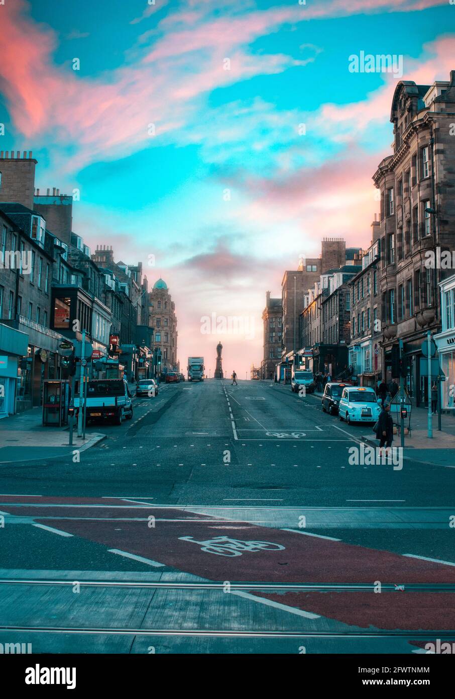 Edimburgo è la capitale compatta e collinare della Scozia. Vanta una città vecchia medievale e un'elegante città nuova georgiana con giardini ed edifici neoclassici Foto Stock