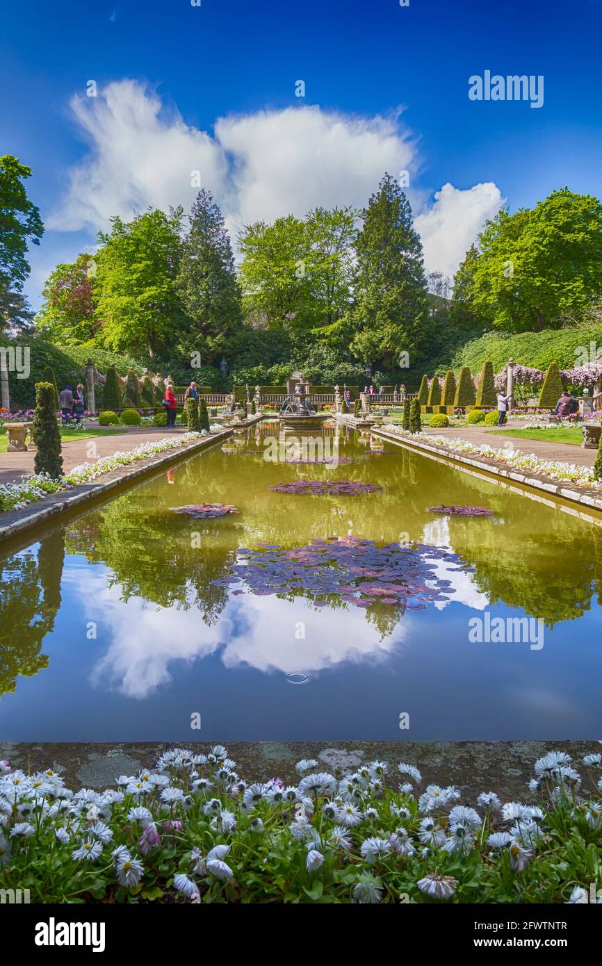 Il giardino italiano a Compton Acres Gardens, Canford Cliffs, Poole, Dorset UK nel mese di maggio - effetto HDR Foto Stock