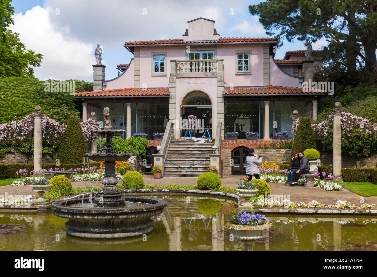 Uomo di lavoro presso la Villa Italiana e il giardino italiano presso i Compton Acres Gardens, Canford Cliffs, Poole, Dorset UK nel mese di maggio Foto Stock