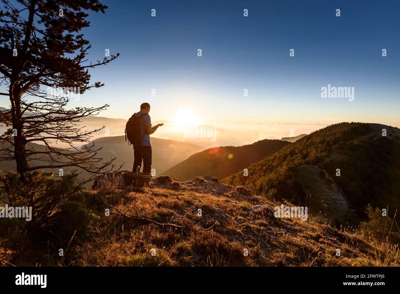 Alba dalla vetta del Puig-Lluent, a Serra del Catllaràs, con vista sui prePirenei orientali (Berguedà, Catalogna, Spagna, Pirenei) Foto Stock