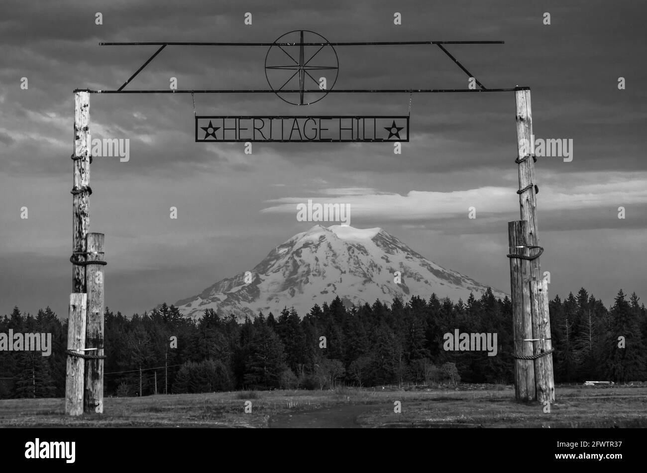 Mt Rainer, Washington state, visto da Heritage Hill all'Air Museum McChord AFB. Foto Stock