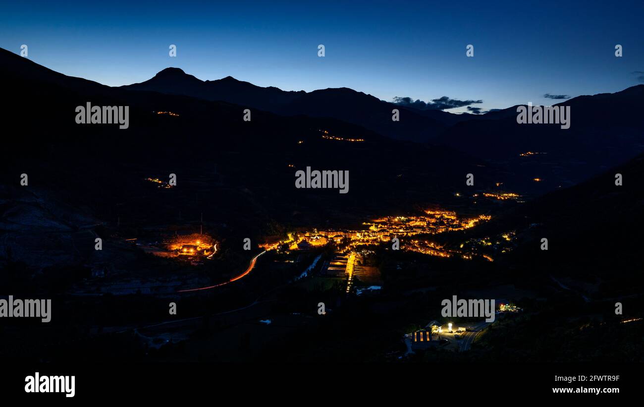 Crepuscolo su Sort valle e la città. Sullo sfondo, la montagna Montsent de Pallars (Pallars Sobirà, Catalogna, Spagna, Pirenei) Foto Stock