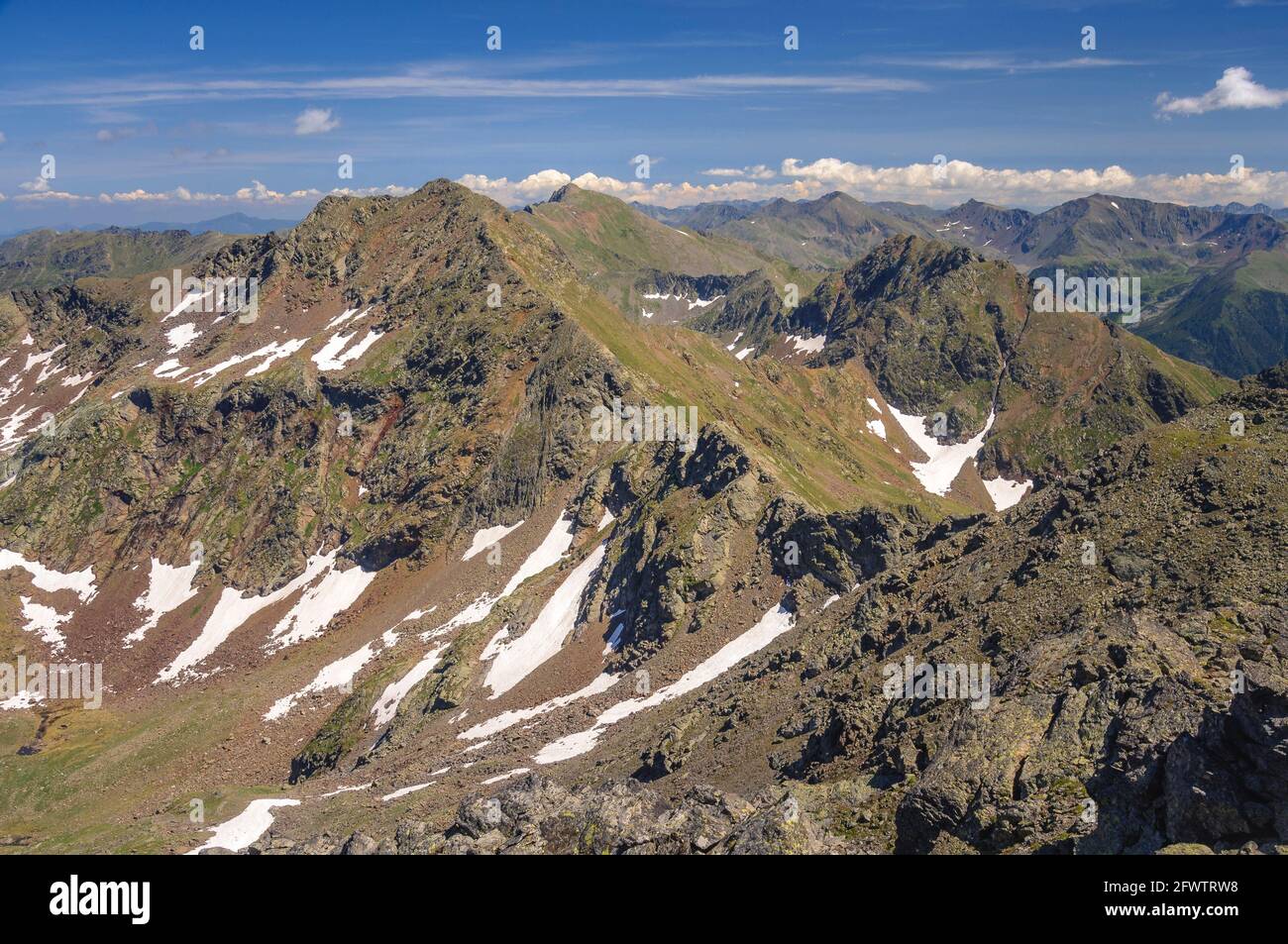 Vista dalla cima del Pic de l'Étang Fourcat (Pirenei, Andorra) ESP: Vistas desde el Pic de l'Étang Fourcat (Pirineos, Andorra) Foto Stock