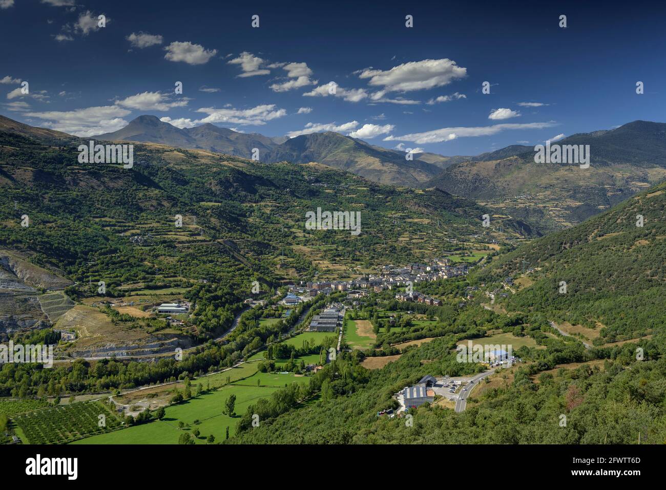 Sort valle e villaggio visto dalla strada che sale a Port del Cantó (Pallars Sobirà, Catalogna, Spagna, Pirenei) Foto Stock