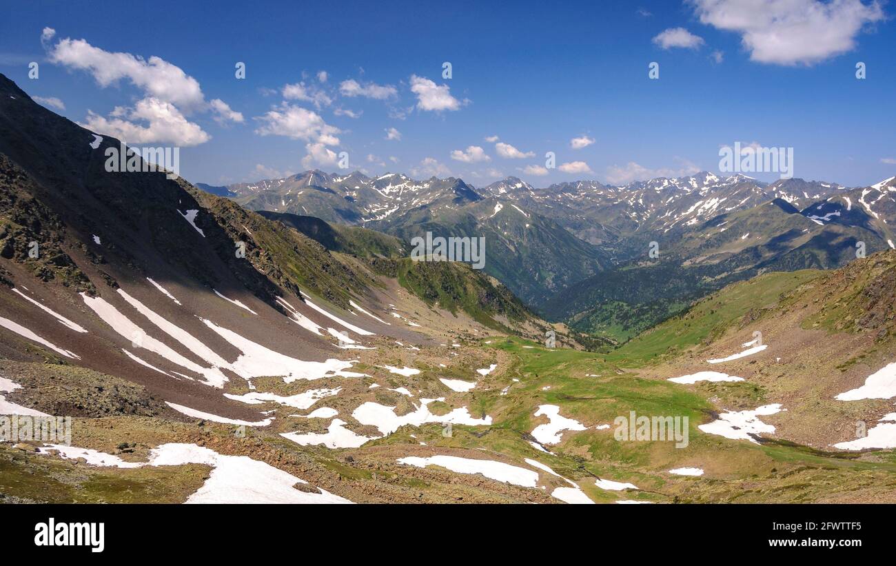 Valle Sorteny, vista dalla strada fino al Pic de la Serrera (Andorra, Pirenei) ESP: Valle del Sorteny, viso desde el sendero al Pic de la Serrera Foto Stock