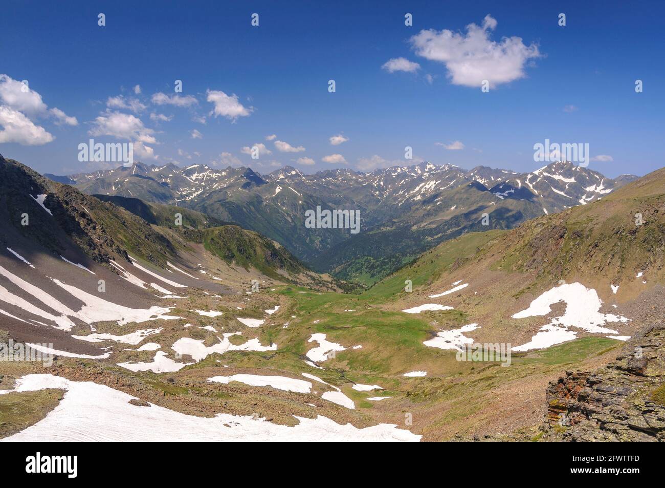 Valle Sorteny, vista dalla strada fino al Pic de la Serrera (Andorra, Pirenei) ESP: Valle del Sorteny, viso desde el sendero al Pic de la Serrera Foto Stock