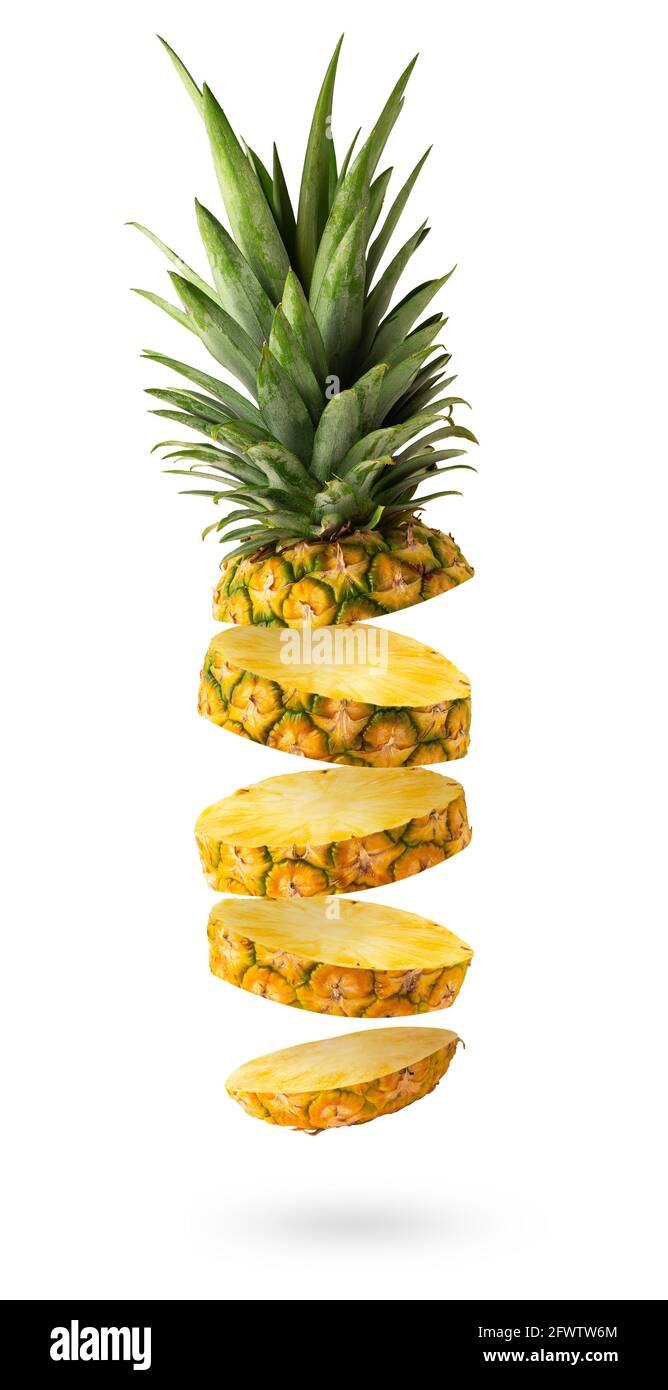 Flying fresco ananas fette isolate su sfondo bianco. Concetto di cibo creativo. Foto Stock