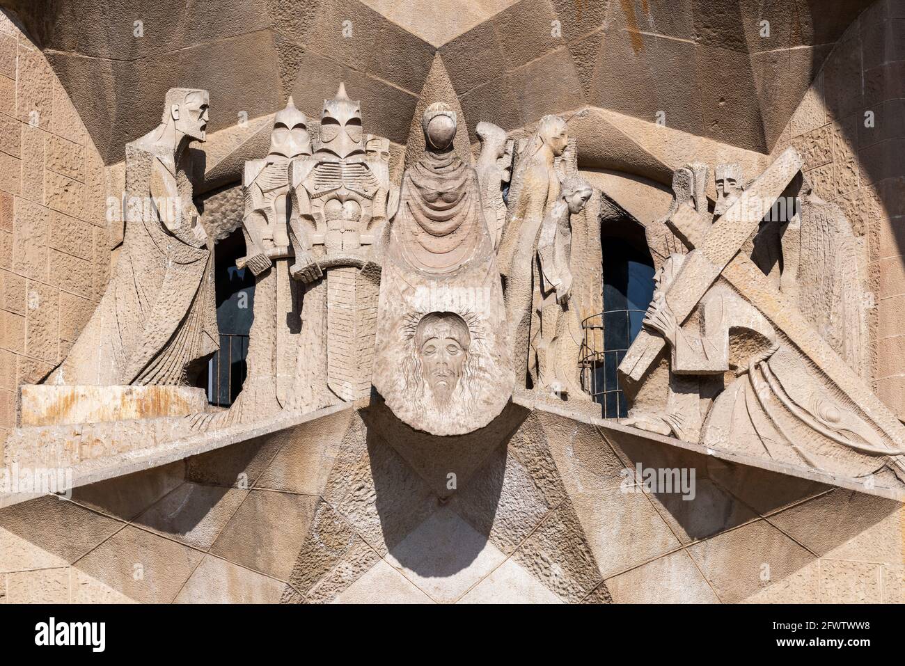 Sculture nella facciata della Passione della chiesa della basilica della Sagrada Familia, Barcellona, Catalogna, Spagna Foto Stock
