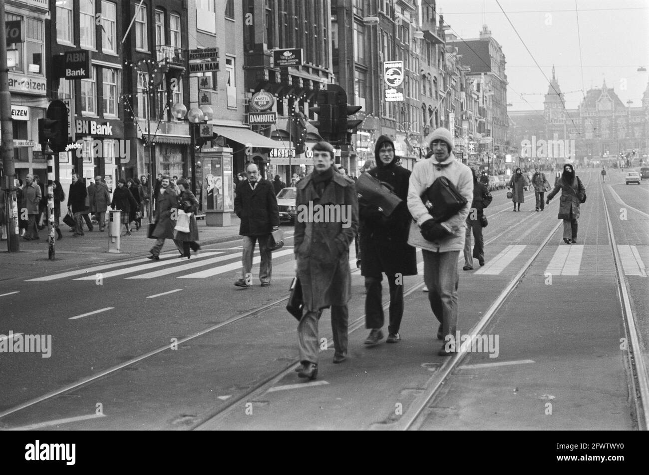 Azioni dei funzionari pubblici: Trasporti pubblici nell'appartamento di Amsterdam; persone che camminano sulle strade abbandonate, 7 dicembre 1978, funzionari pubblici, scioperi, I Paesi Bassi, foto agenzia stampa del XX secolo, notizie da ricordare, documentario, fotografia storica 1945-1990, storie visive, Storia umana del XX secolo, che cattura momenti nel tempo Foto Stock