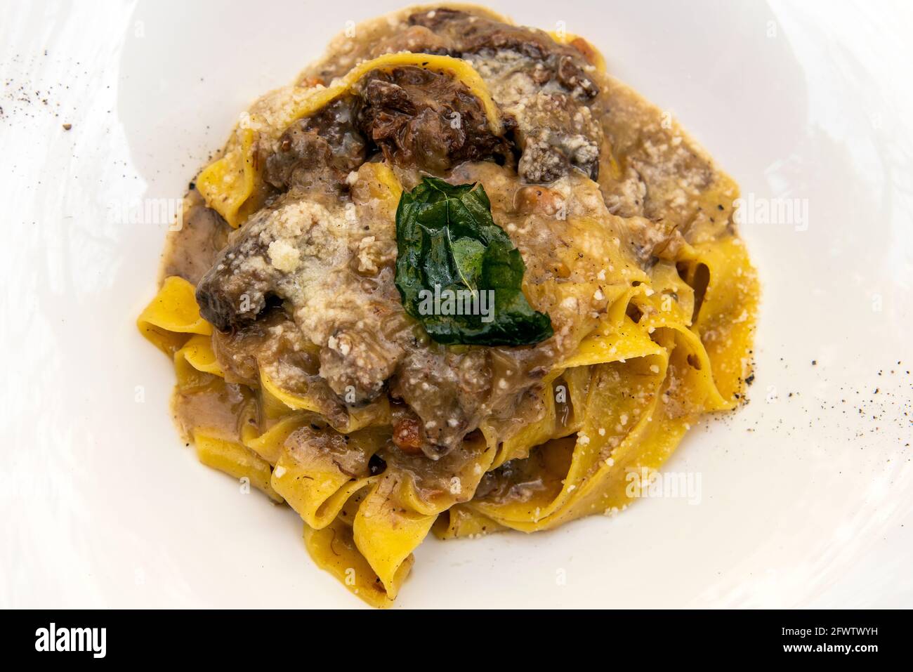 Pappardelle con salsa genovese servita in un ristorante di Napoli, Campania, Italia Foto Stock