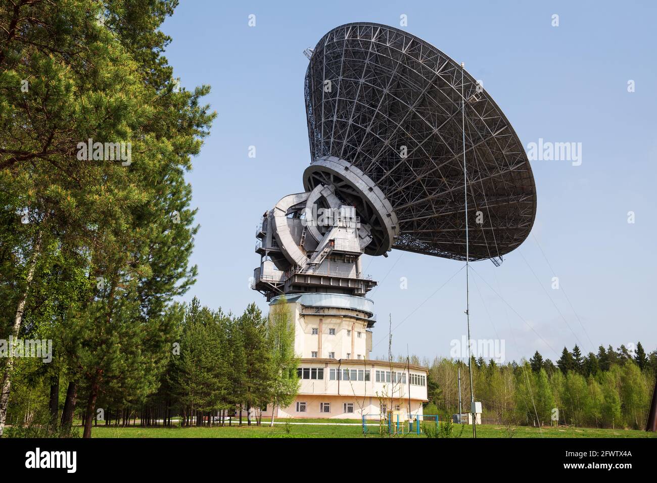Radiotelescopio RT-64 (TNA-1500) presso l'Osservatorio radio Astronomico Kalyazin, Regione Tver, Russia Foto Stock