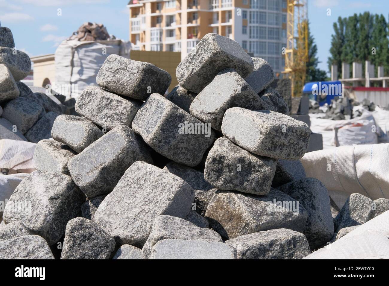 Materiali da costruzione. Materiali da costruzione per decorare e costruire case. Le pietre grigie sono vendute nel mercato delle costruzioni. Primo piano. Foto Stock