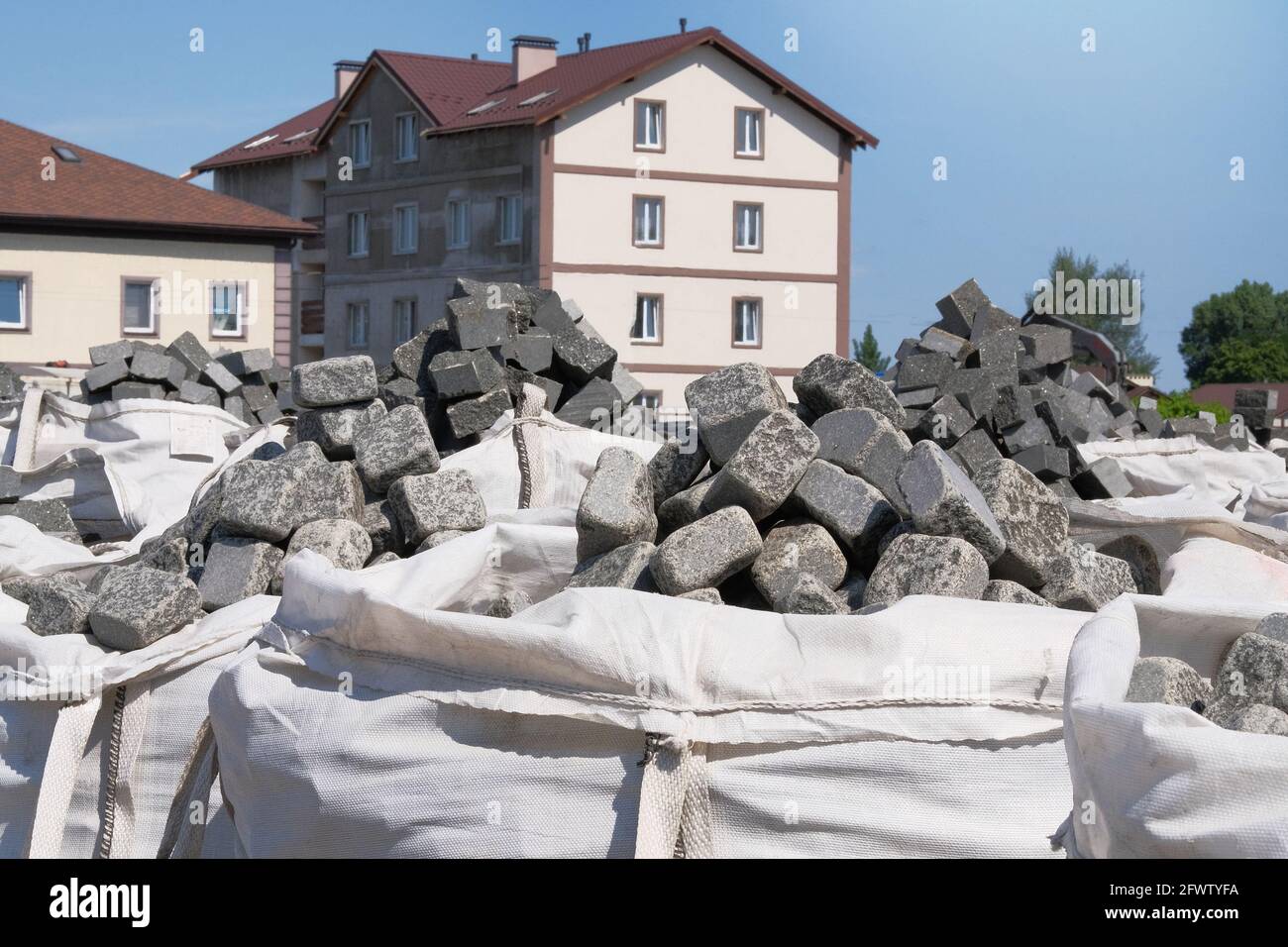 Materiali da costruzione. Materiali da costruzione per decorare e costruire case. Le pietre grigie sono vendute nel mercato delle costruzioni. Foto Stock