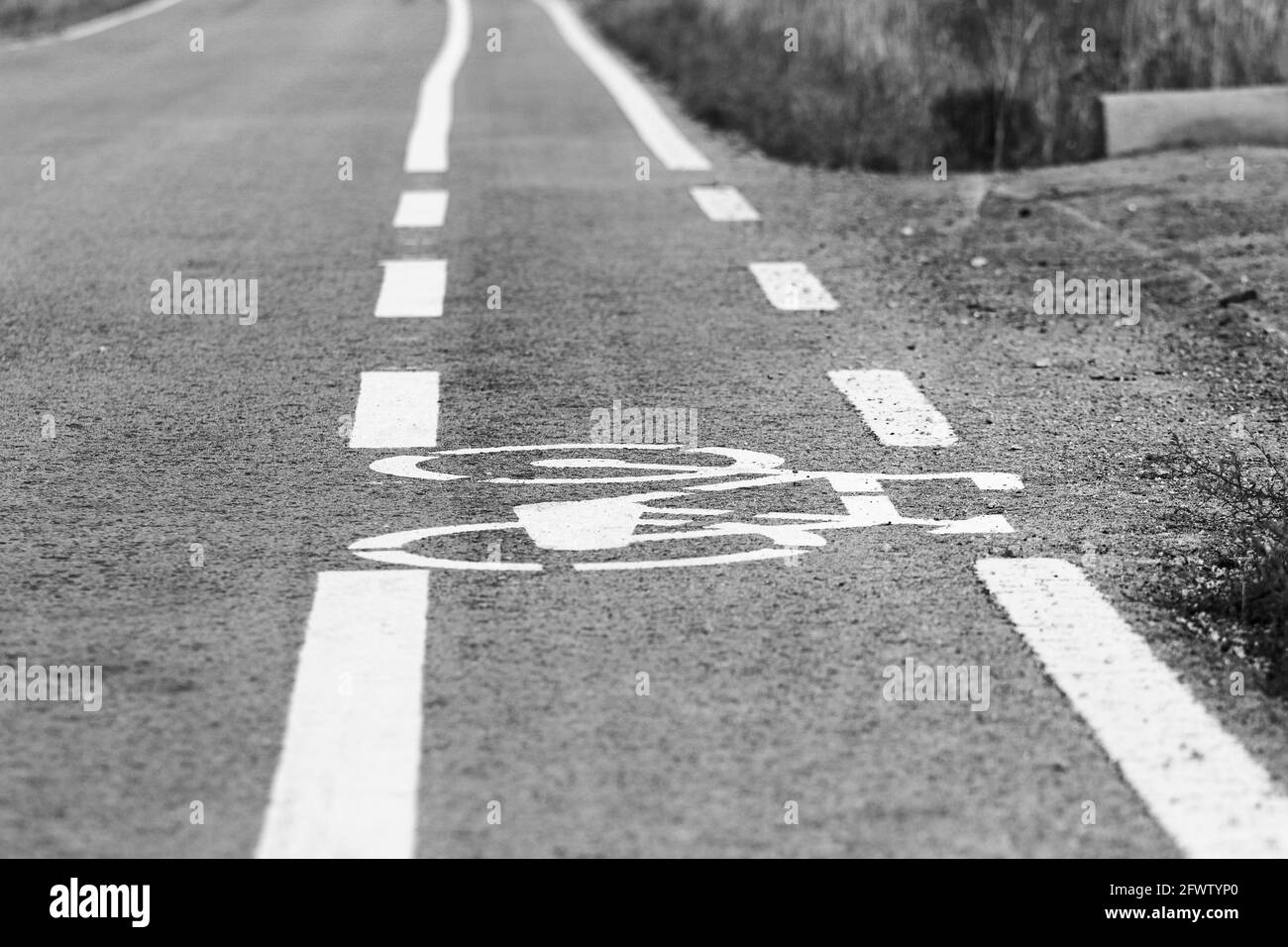 Strada con pista ciclabile. Segnaletica per corsie per biciclette Foto Stock