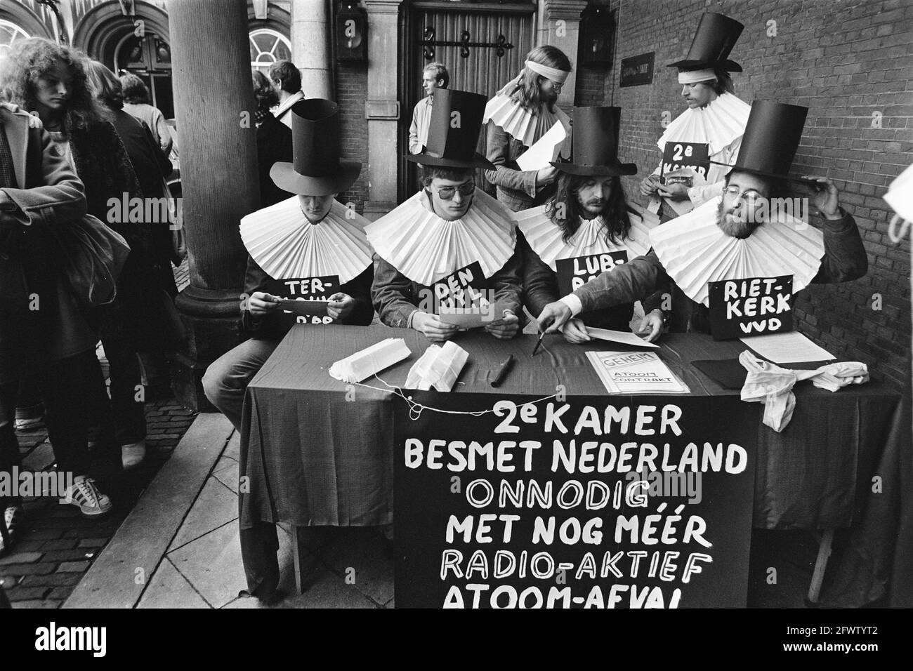 A Binnenhof, all'Aia, proteste contro la firma di contratti di trattamento dei rifiuti nucleari, l'invio di residui radioattivi nei Paesi Bassi, 20 novembre 1980, dimostrazioni, energia nucleare, I Paesi Bassi, foto agenzia stampa del XX secolo, notizie da ricordare, documentario, fotografia storica 1945-1990, storie visive, Storia umana del XX secolo, che cattura momenti nel tempo Foto Stock