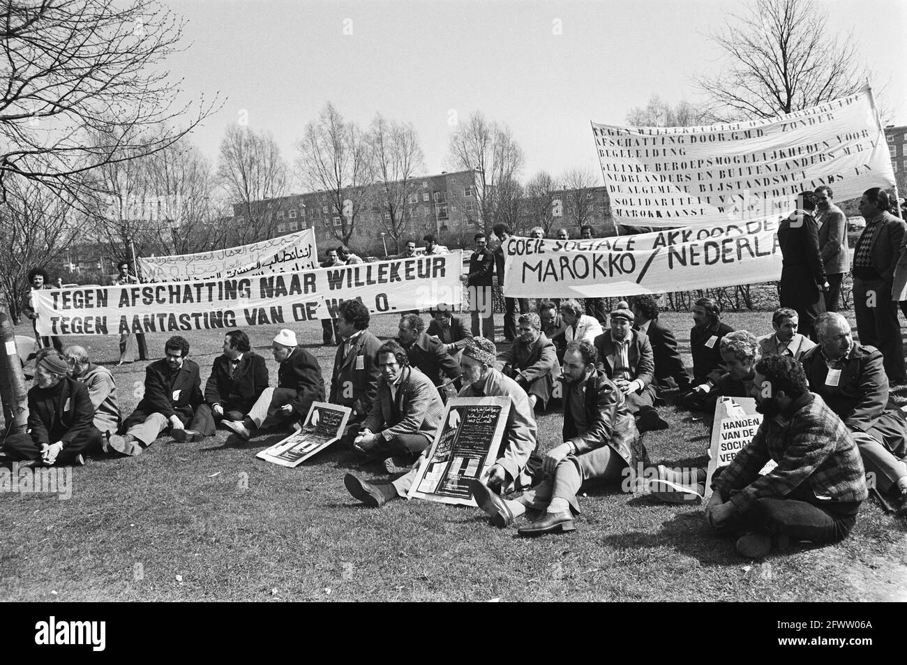 Banner leggere, tra l'altro, buoni accordi sociali Marocco Paesi Bassi e contro l'abolizione a volontà - contro il deterioramento della WAO, 19 aprile 1979, dimostrazioni, banner, Paesi Bassi, foto agenzia stampa del xx secolo, notizie da ricordare, documentario, fotografia storica 1945-1990, storie visive, Storia umana del XX secolo, che cattura momenti nel tempo Foto Stock