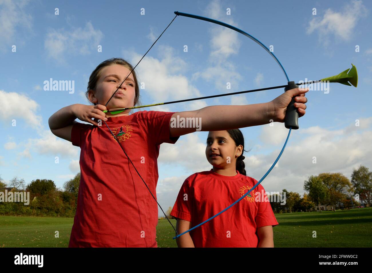 Scuola bambini alunni ragazze lezione di tiro con l'arco Gran Bretagna, Regno Unito Foto Stock