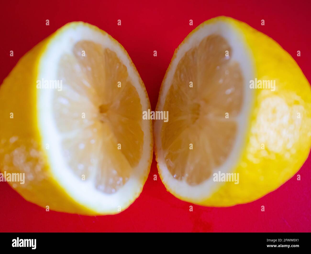 Sud Africa - 21-05-2021 limone fresco e sano riposato su tagliere rosso. Foto Stock