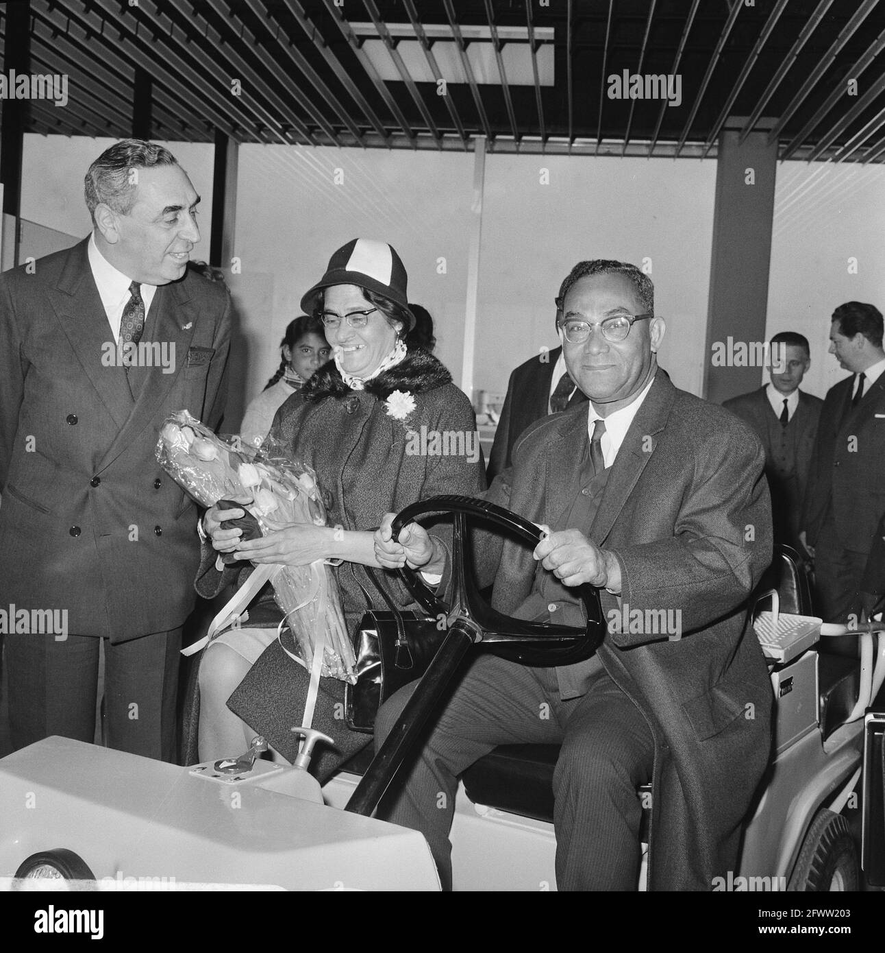 Arrivo dr. J. H. E. Ferrier, governatore dell'aeroporto di Suriname Schiphol. J. H. E. Ferrier, 6 marzo 1968, arrivi, governatori, I Paesi Bassi, foto agenzia stampa del XX secolo, notizie da ricordare, documentario, fotografia storica 1945-1990, storie visive, Storia umana del XX secolo, che cattura momenti nel tempo Foto Stock