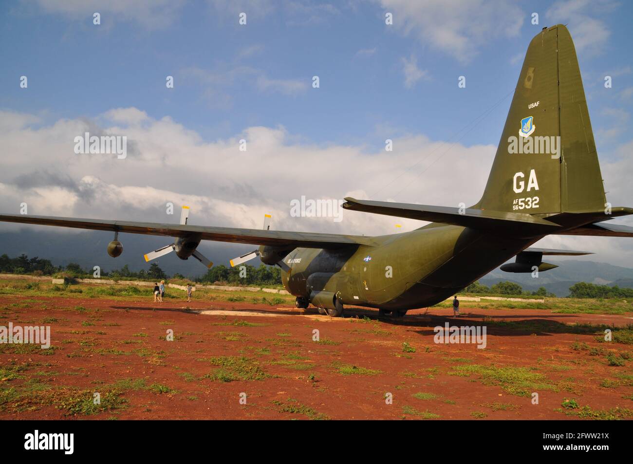 Aereo da carico utilizzato nella guerra del Vietnam, in mostra sulla ex base di combattimento Khe Sanh, Vietnam. Foto Stock