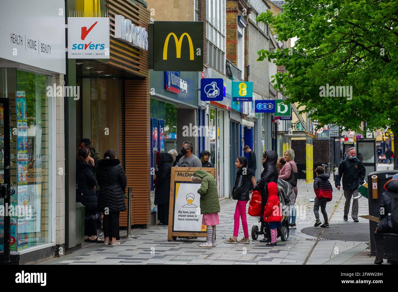 Slough, Berkshire, Regno Unito. 23 maggio 2021. McDonald's ha riaperto ai clienti per cenare in hotel. Gli amanti dello shopping oggi a Slough High Street. Il tasso di infezione da rotolamento di sette giorni Covid-19 per 100,000 persone in Slough per la settimana che termina il 18 maggio è salito a 25.4, rispetto a 22.7. Dato che il numero di casi positivi di variante indiana di Covid-19 sta iniziando ad aumentare, la possibile eliminazione di tutte le restrizioni di blocco a giugno potrebbe ora essere in pericolo. Credito: Maureen McLean/Alamy Foto Stock