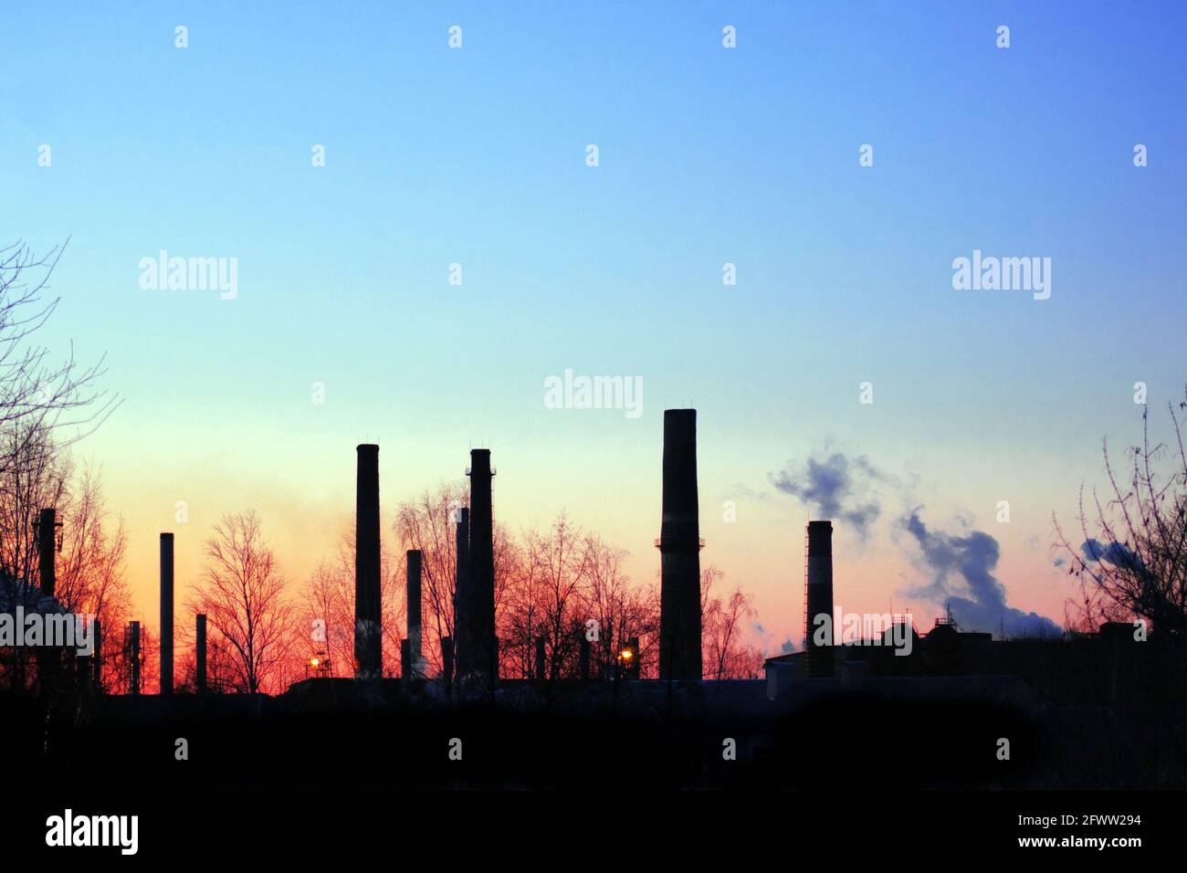 nessun fumo dai camini della fabbrica sospesa all'alba Foto Stock