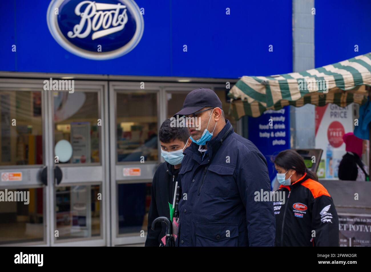 Slough, Berkshire, Regno Unito. 23 maggio 2021. Gli amanti dello shopping oggi a Slough High Street. Il tasso di infezione da rotolamento di sette giorni Covid-19 per 100,000 persone in Slough per la settimana che termina il 18 maggio è salito a 25.4, rispetto a 22.7. Dato che il numero di casi positivi di variante indiana di Covid-19 sta iniziando ad aumentare, la possibile eliminazione di tutte le restrizioni di blocco a giugno potrebbe ora essere in pericolo. Credito: Maureen McLean/Alamy Foto Stock