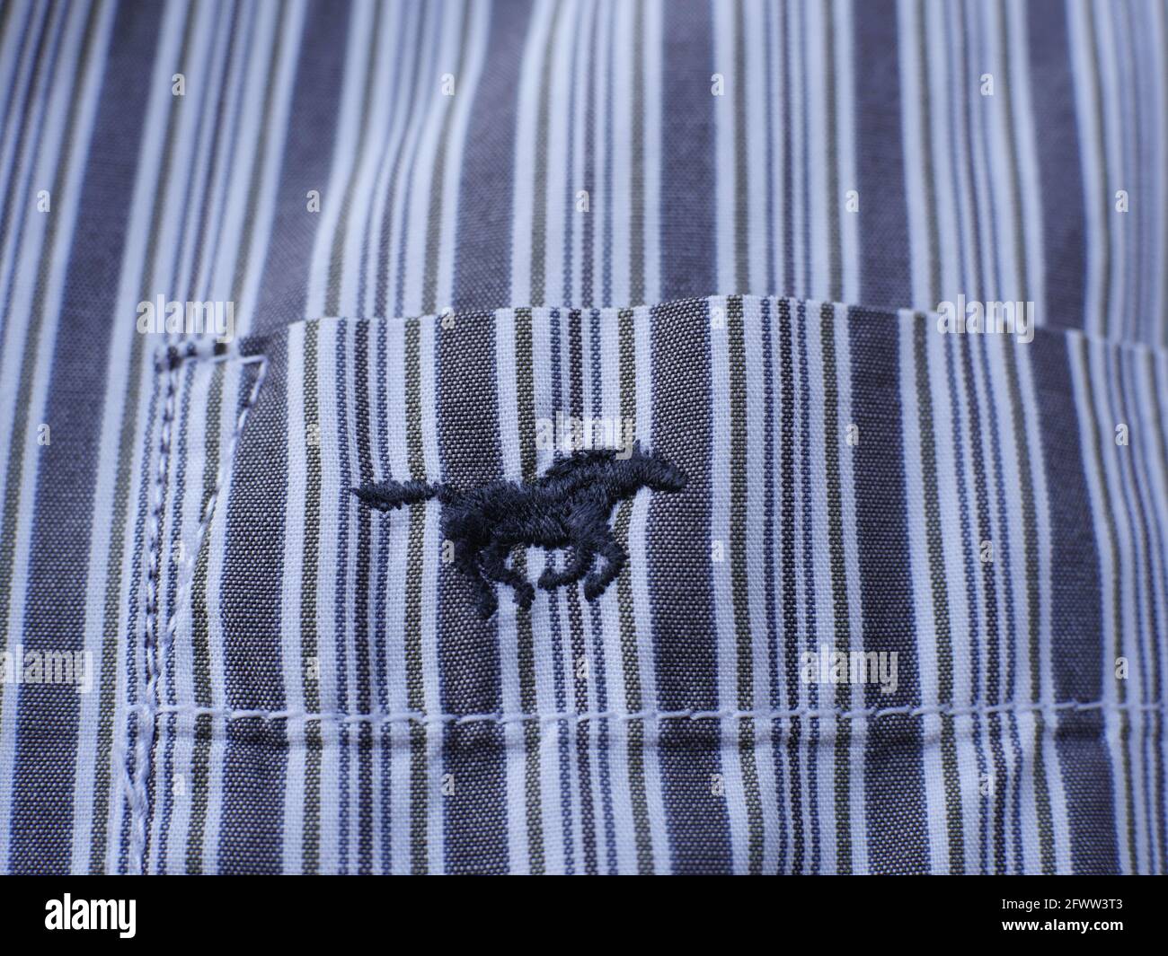 ricamo in mustang galoppante sulla tasca della camicia di un uomo Foto Stock