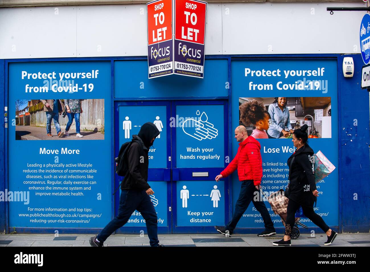 Slough, Berkshire, Regno Unito. 23 maggio 2021. Gli amanti dello shopping oggi a Slough High Street. Il tasso di infezione da rotolamento di sette giorni Covid-19 per 100,000 persone in Slough per la settimana che termina il 18 maggio è salito a 25.4, rispetto a 22.7. Dato che il numero di casi positivi di variante indiana di Covid-19 sta iniziando ad aumentare, la possibile eliminazione di tutte le restrizioni di blocco a giugno potrebbe ora essere in pericolo. Credito: Maureen McLean/Alamy Foto Stock