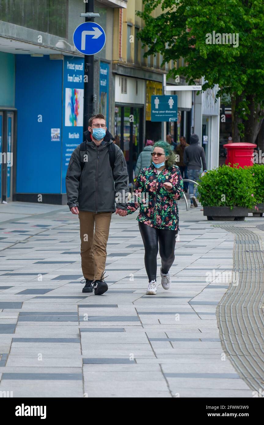 Slough, Berkshire, Regno Unito. 23 maggio 2021. Gli amanti dello shopping oggi a Slough High Street. Il tasso di infezione da rotolamento di sette giorni Covid-19 per 100,000 persone in Slough per la settimana che termina il 18 maggio è salito a 25.4, rispetto a 22.7. Dato che il numero di casi positivi di variante indiana di Covid-19 sta iniziando ad aumentare, la possibile eliminazione di tutte le restrizioni di blocco a giugno potrebbe ora essere in pericolo. Credito: Maureen McLean/Alamy Foto Stock