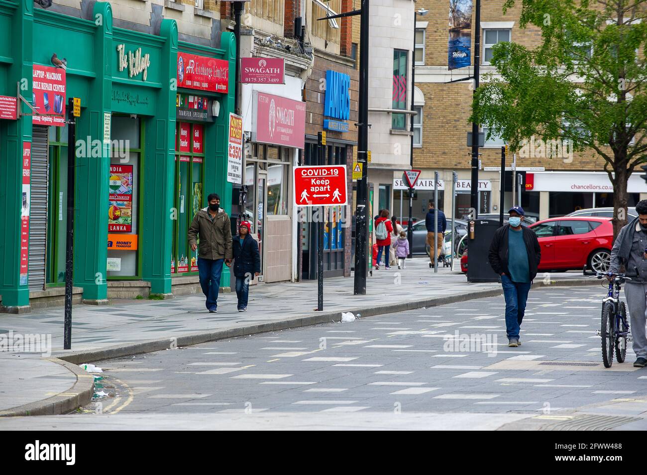 Slough, Berkshire, Regno Unito. 23 maggio 2021. Gli amanti dello shopping oggi a Slough High Street. Il tasso di infezione da rotolamento di sette giorni Covid-19 per 100,000 persone in Slough per la settimana che termina il 18 maggio è salito a 25.4, rispetto a 22.7. Dato che il numero di casi positivi di variante indiana di Covid-19 sta iniziando ad aumentare, la possibile eliminazione di tutte le restrizioni di blocco a giugno potrebbe ora essere in pericolo. Credito: Maureen McLean/Alamy Foto Stock