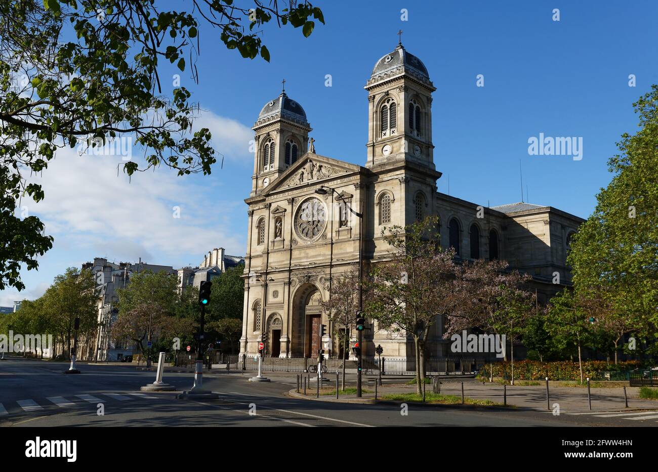 Chiesa di Saint-Francois-Xavier visto da Boulevard des Invalides a Parigi. Foto Stock