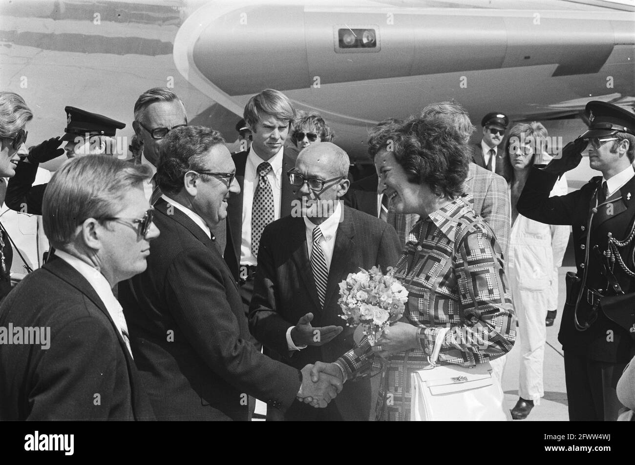 Il Segretario di Stato americano Henry Kissinger visita i Paesi Bassi; arrivo a Schiphol, Kissinger con la moglie Nancy, 11 agosto 1976, ministri, Paesi Bassi, foto agenzia stampa del xx secolo, notizie da ricordare, documentario, fotografia storica 1945-1990, storie visive, Storia umana del XX secolo, che cattura momenti nel tempo Foto Stock