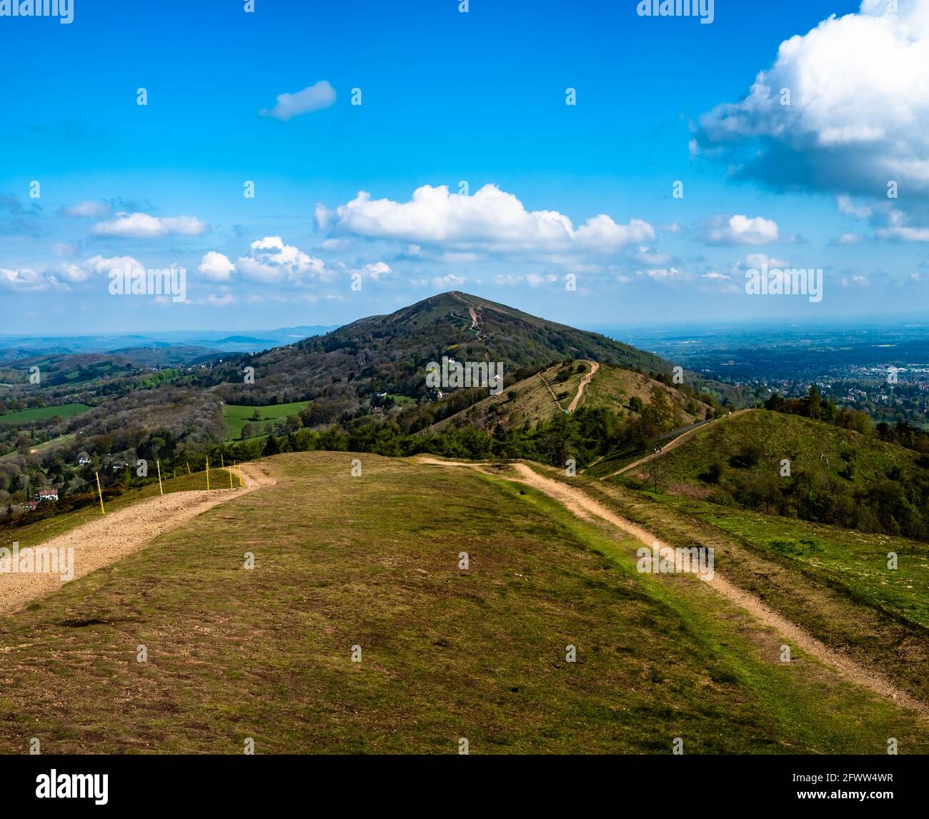 Vista sulle colline di Malvern che si affacciano sulla cima delle colline con bellissimo paesaggio che circonda la punta. Foto Stock